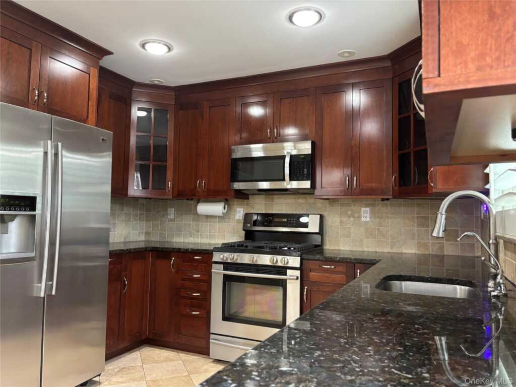 210 Glen Avenue, Rye, NY 10573 - Photo 4 of 48