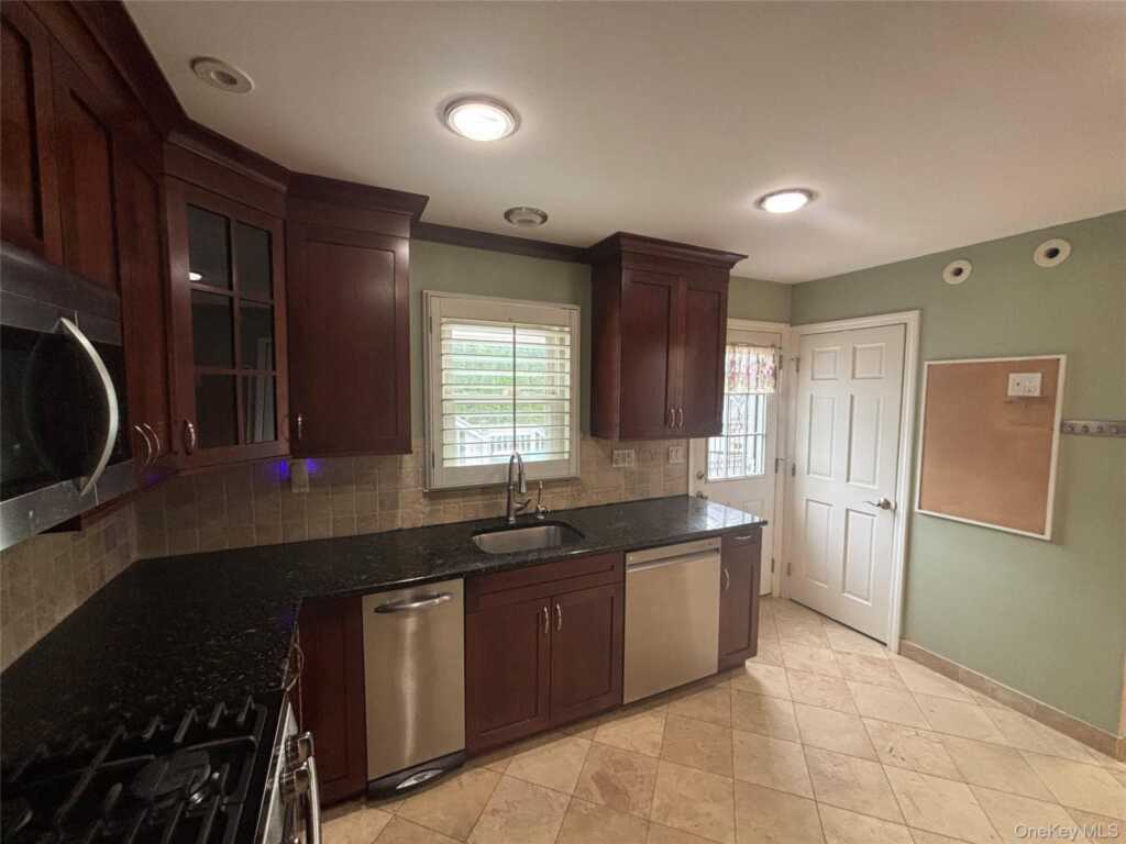 210 Glen Avenue, Rye, NY 10573 - Photo 5 of 48