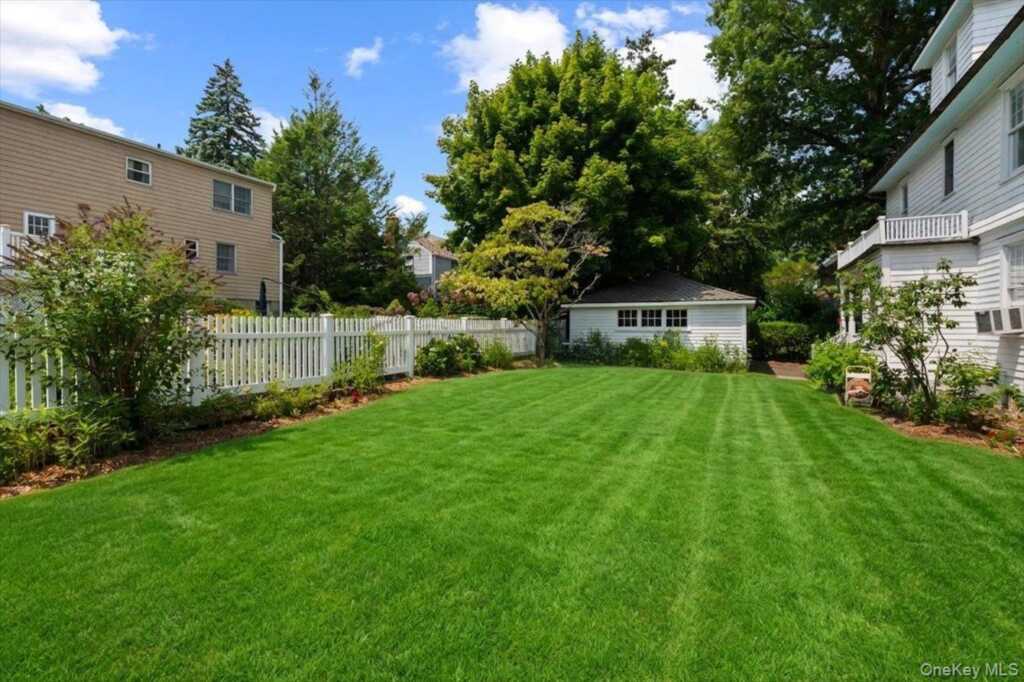 126 Greenridge Avenue, White Plains, NY 10605 - Photo 4 of 38
