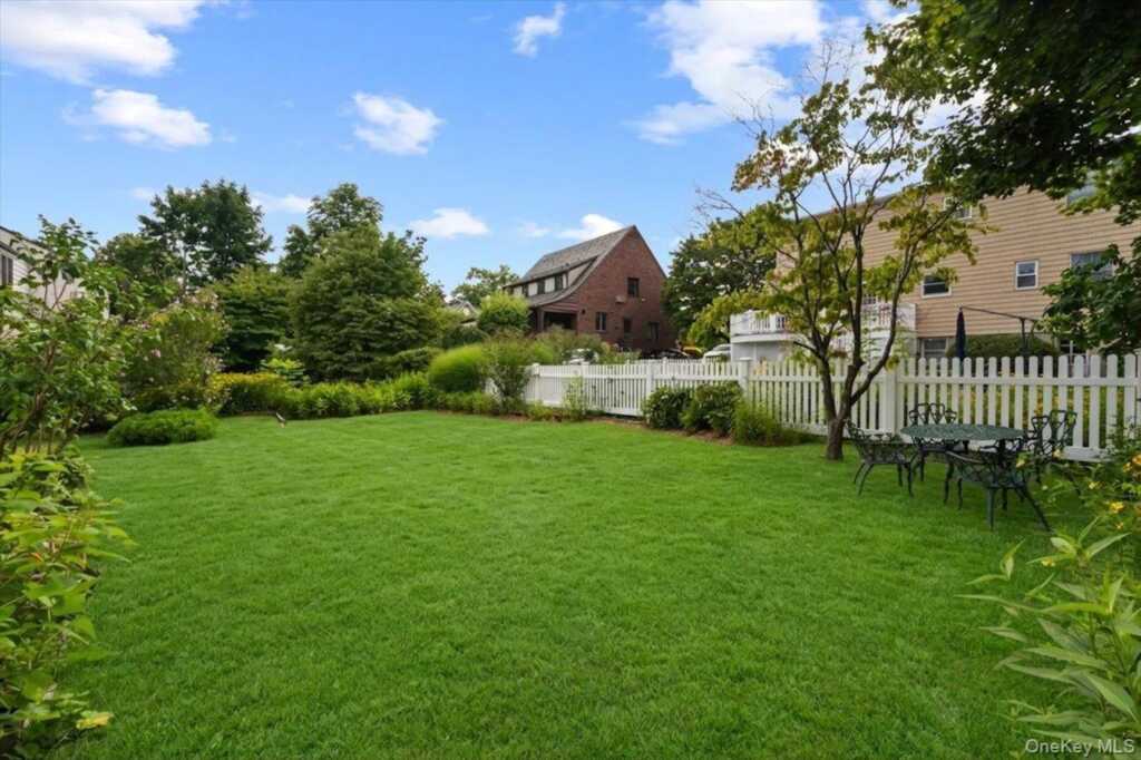 126 Greenridge Avenue, White Plains, NY 10605 - Photo 5 of 38