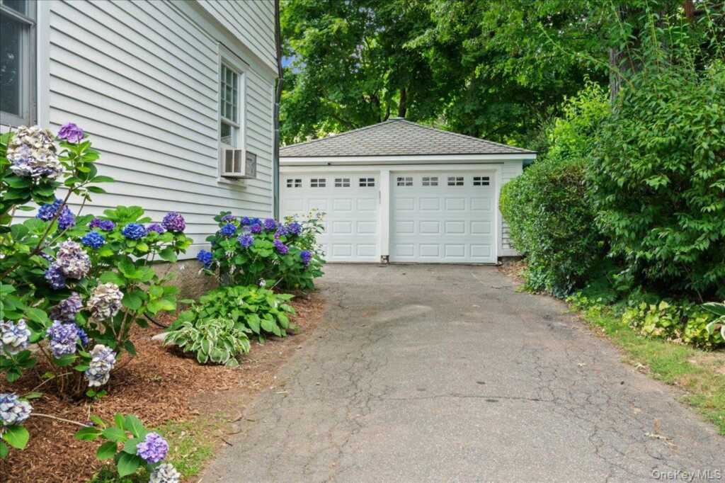 126 Greenridge Avenue, White Plains, NY 10605 - Photo 6 of 38
