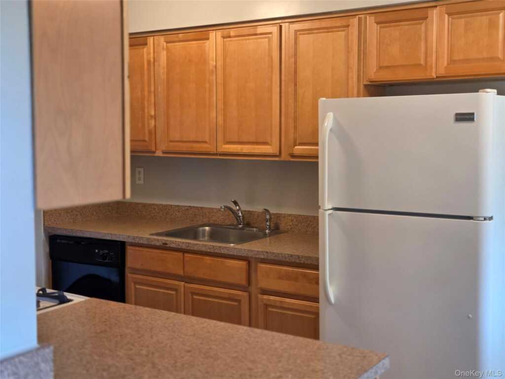 16 Pavilion Ridge Way, Unit #6, Suffern, NY 10901 - Photo 2 of 6