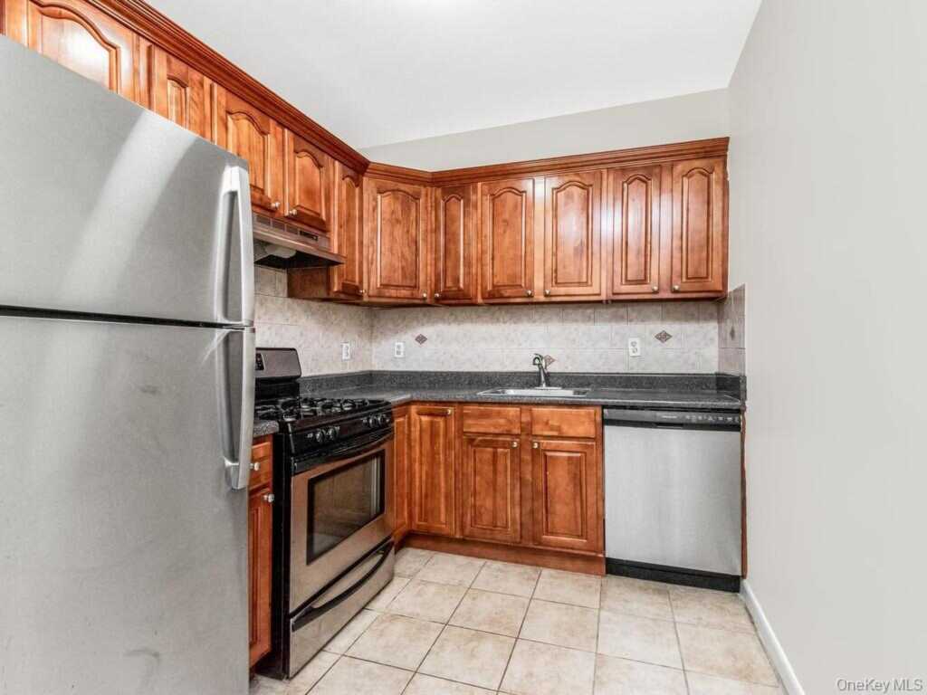 25 Trinity Place, Unit #3J, New Rochelle, NY 10805 - Photo 2 of 12