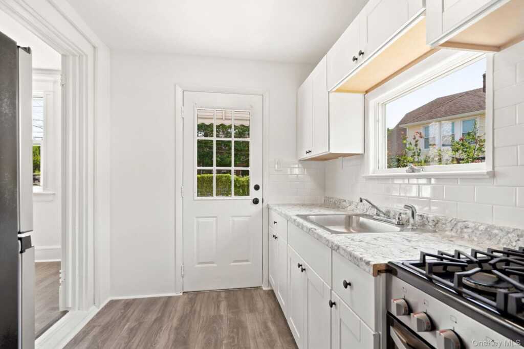 184 W Post Road, White Plains, NY 10606 - Photo 10 of 33