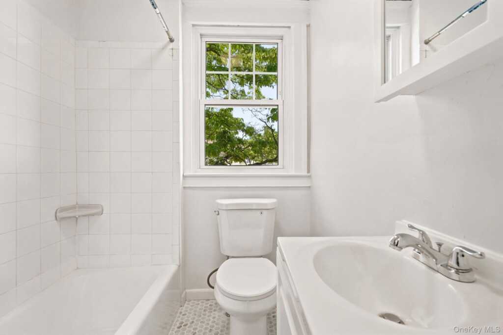 184 W Post Road, White Plains, NY 10606 - Photo 12 of 33