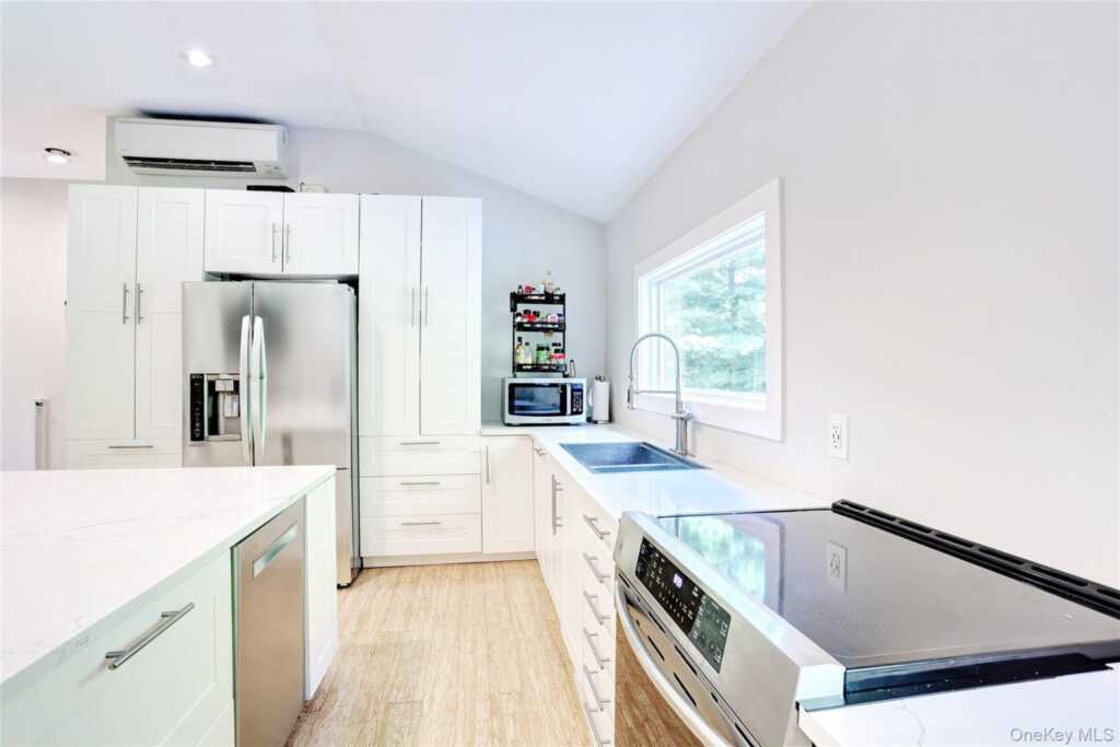 561 Babbling Brook Lane, Valley Cottage, NY 10989 - Photo 10 of 30