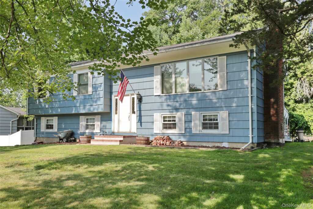 561 Babbling Brook Lane, Valley Cottage, NY 10989 - Photo 2 of 30