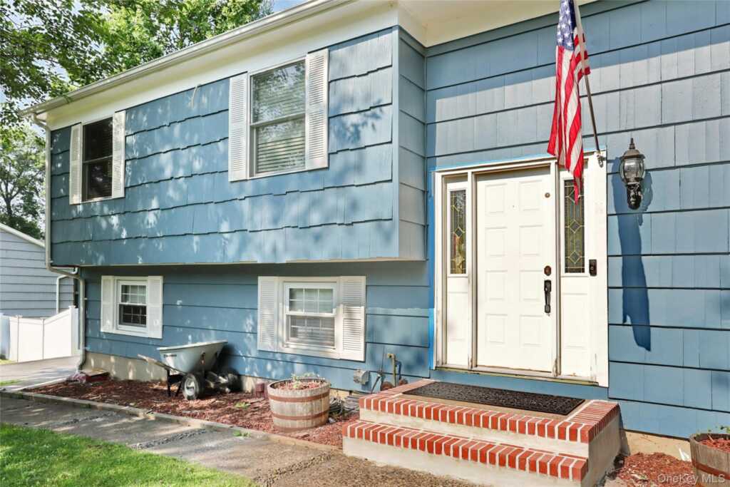 561 Babbling Brook Lane, Valley Cottage, NY 10989 - Photo 4 of 30