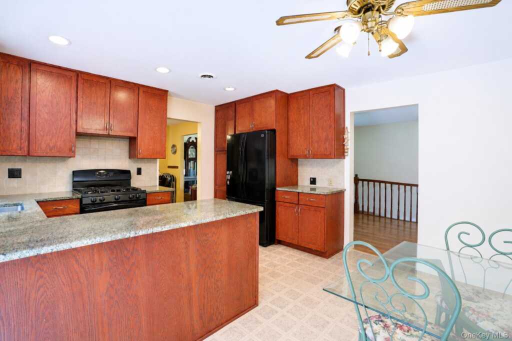33 Tor View Avenue, New City, NY 10956 - Photo 8 of 29