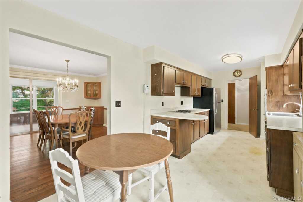 31 Partridge Road, White Plains, NY 10605 - Photo 12 of 24