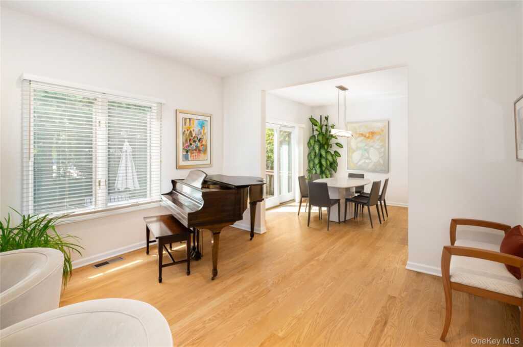 142 Woodbrook Road, White Plains, NY 10605 - Photo 11 of 28