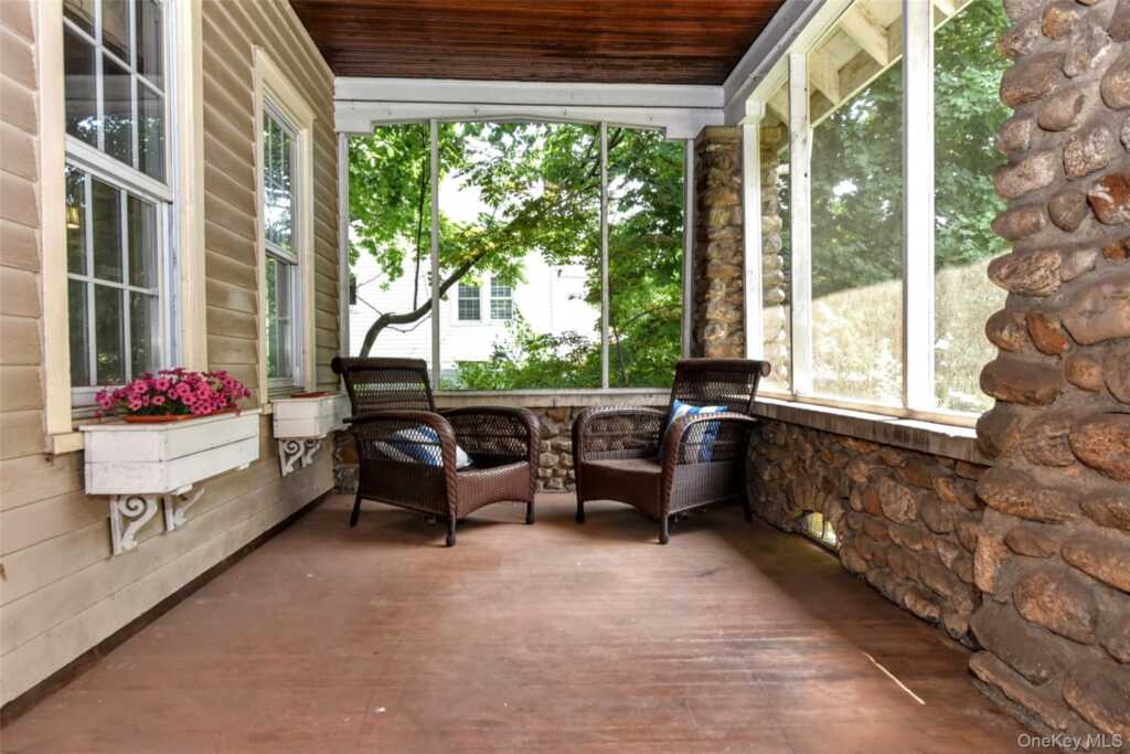 127 Hunt Avenue, Pearl River, NY 10965 - Photo 6 of 36