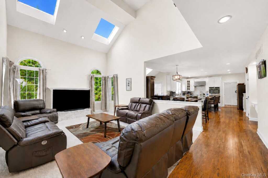 16 Eagle Court, White Plains, NY 10605 - Photo 11 of 49