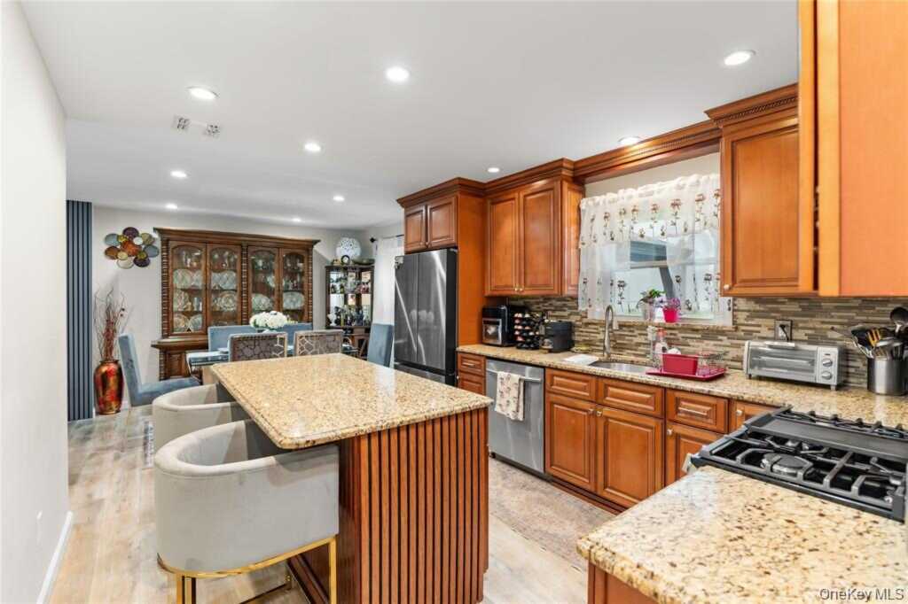 18 Valley Drive, Nanuet, NY 10954 - Photo 10 of 34