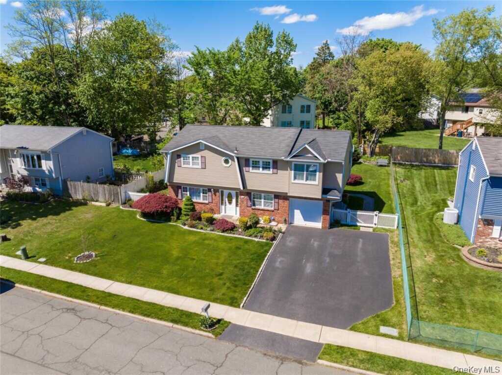 18 Valley Drive, Nanuet, NY 10954 - Photo 2 of 34