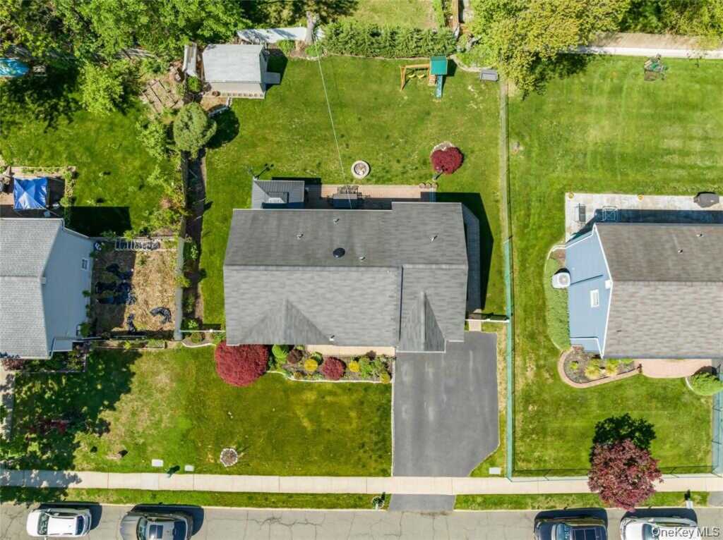 18 Valley Drive, Nanuet, NY 10954 - Photo 3 of 34