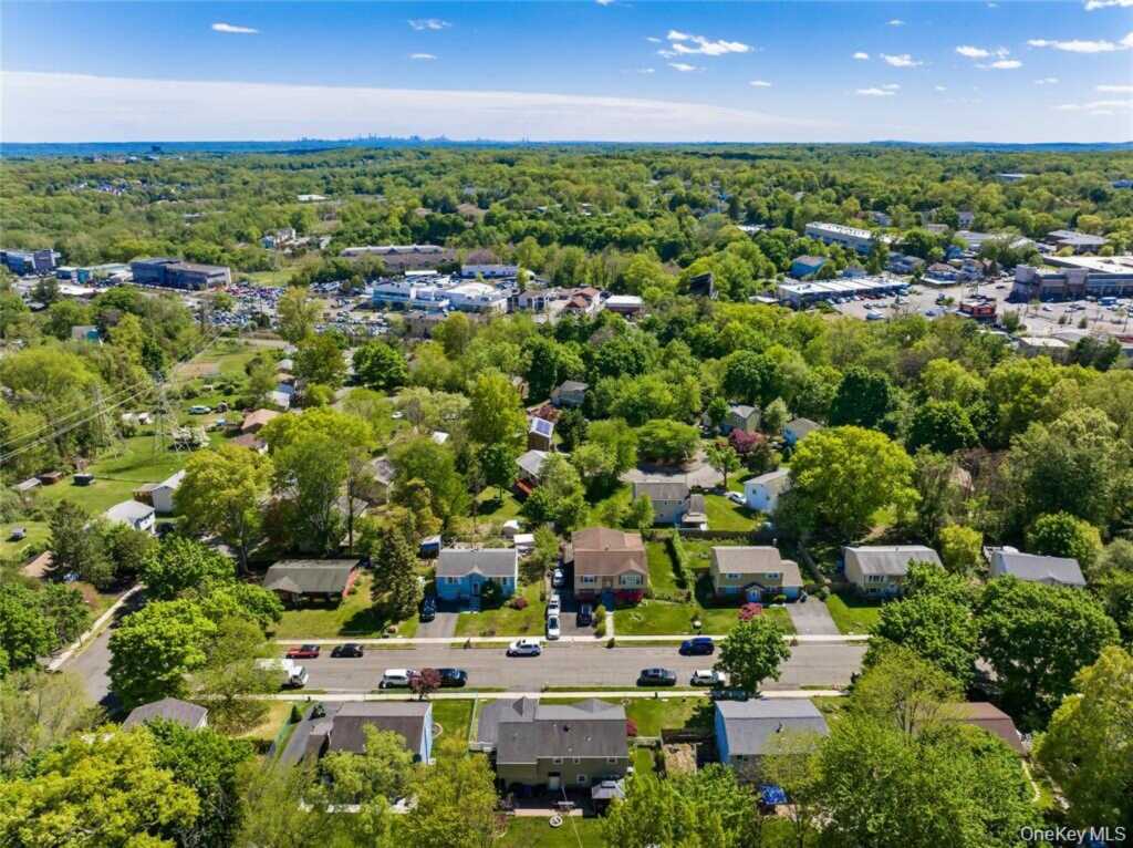 18 Valley Drive, Nanuet, NY 10954 - Photo 5 of 34