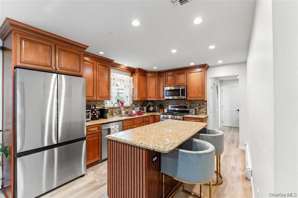 18 Valley Drive, Nanuet, NY 10954 - Photo 9 of 34