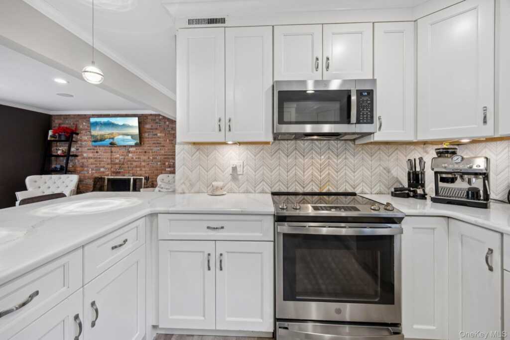 4 Holly Lane, Rye, NY 10573 - Photo 10 of 34