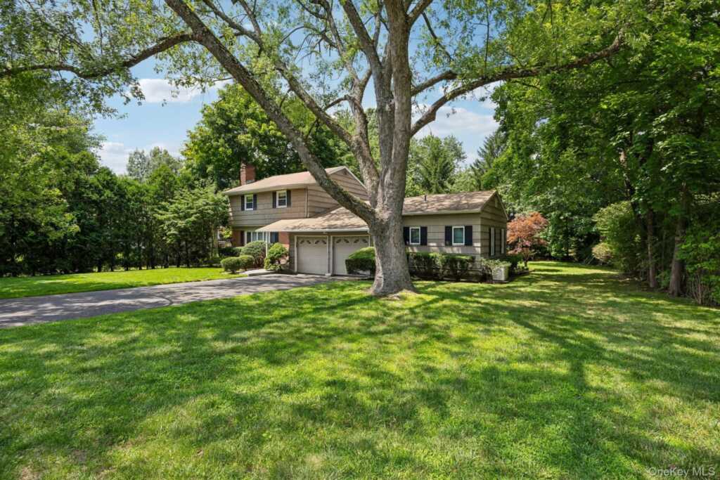 4 Holly Lane, Rye, NY 10573 - Photo 2 of 34