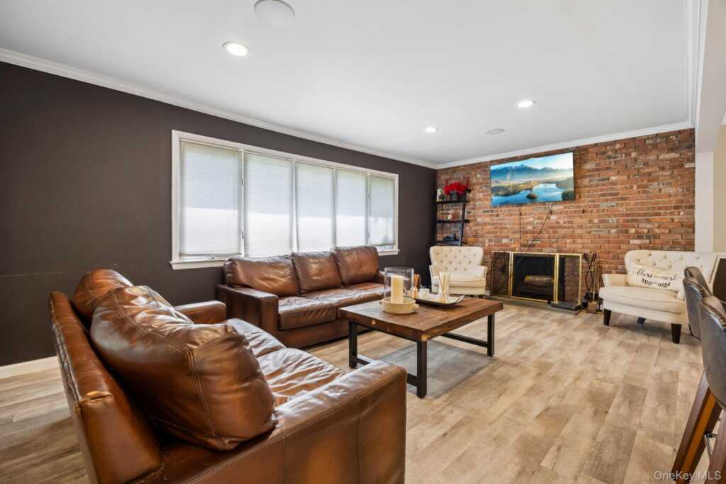 4 Holly Lane, Rye, NY 10573 - Photo 5 of 34