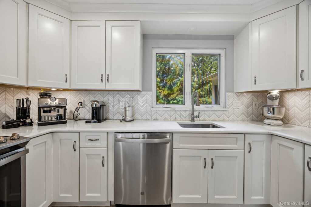 4 Holly Lane, Rye, NY 10573 - Photo 9 of 34