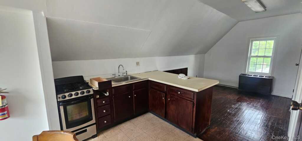 70 Washington Avenue, Unit #3rd Floor Apt, Suffern, NY 10901 - Photo 2 of 9
