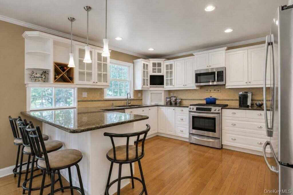 4 Flower Lane, Valley Cottage, NY 10989 - Photo 13 of 43