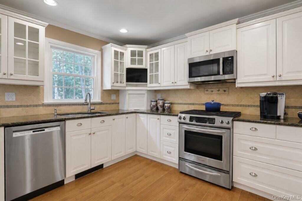4 Flower Lane, Valley Cottage, NY 10989 - Photo 14 of 43