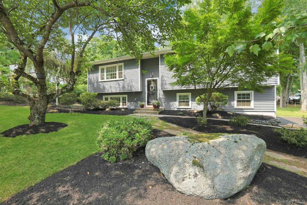 4 Flower Lane, Valley Cottage, NY 10989 - Photo 2 of 43