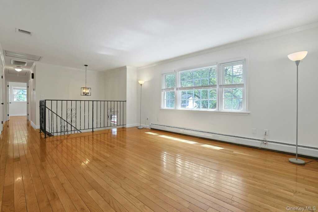 4 Flower Lane, Valley Cottage, NY 10989 - Photo 4 of 43