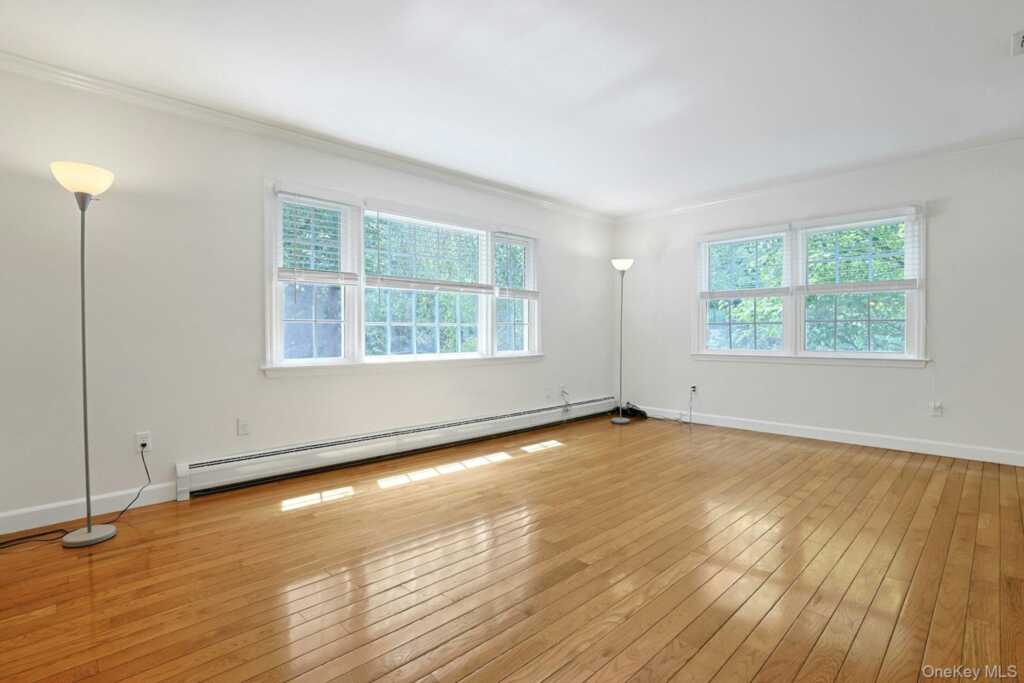 4 Flower Lane, Valley Cottage, NY 10989 - Photo 7 of 43