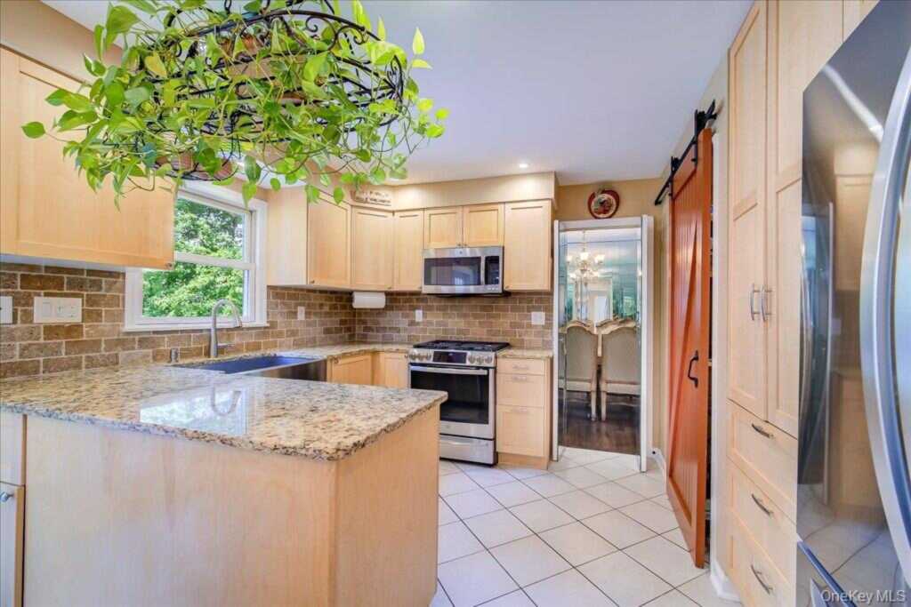 22 Concord Drive, New City, NY 10956 - Photo 4 of 33