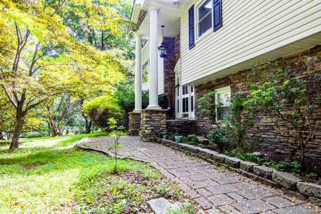 270 Bardonia Road, Nanuet, NY 10954 - Photo 3 of 46