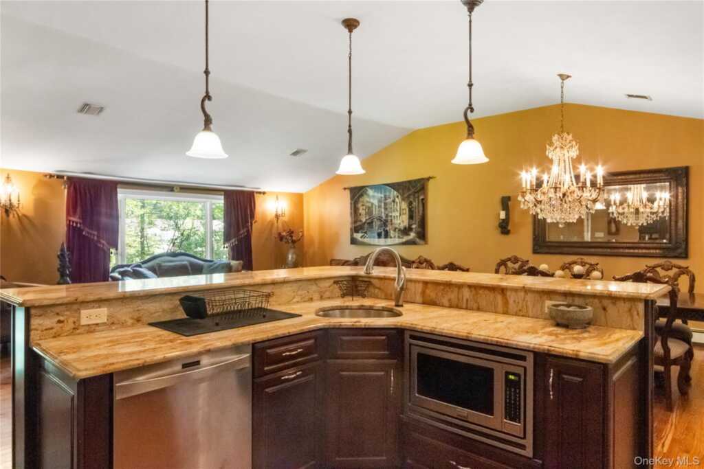 270 Bardonia Road, Nanuet, NY 10954 - Photo 9 of 46
