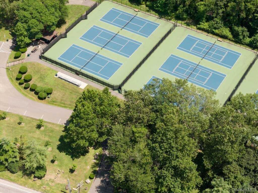 457 Pinebrook Boulevard, New Rochelle, NY 10804 - Photo 11 of 42