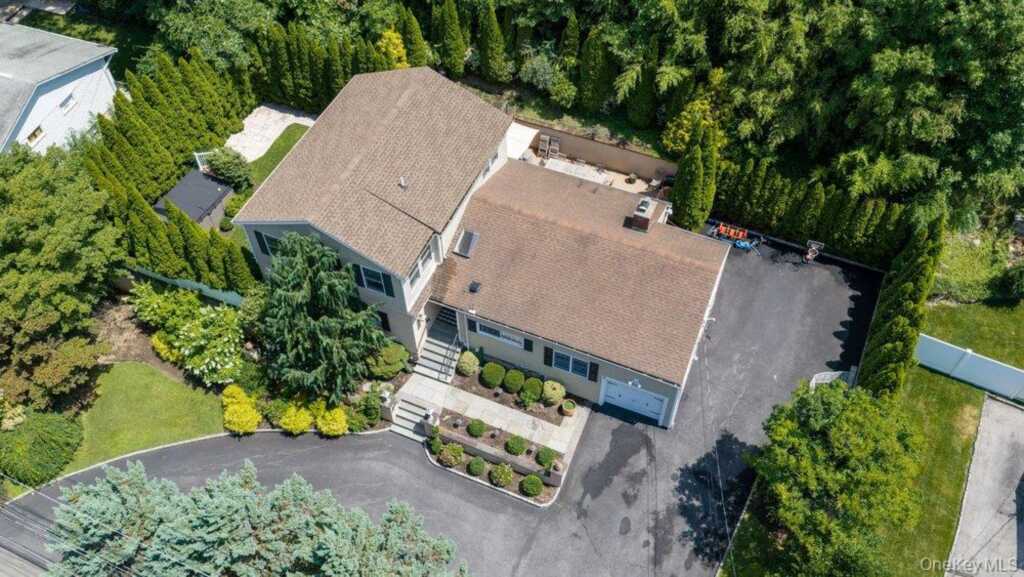 457 Pinebrook Boulevard, New Rochelle, NY 10804 - Photo 2 of 42