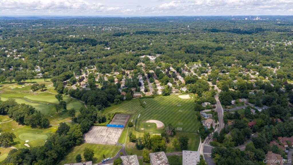 457 Pinebrook Boulevard, New Rochelle, NY 10804 - Photo 7 of 42