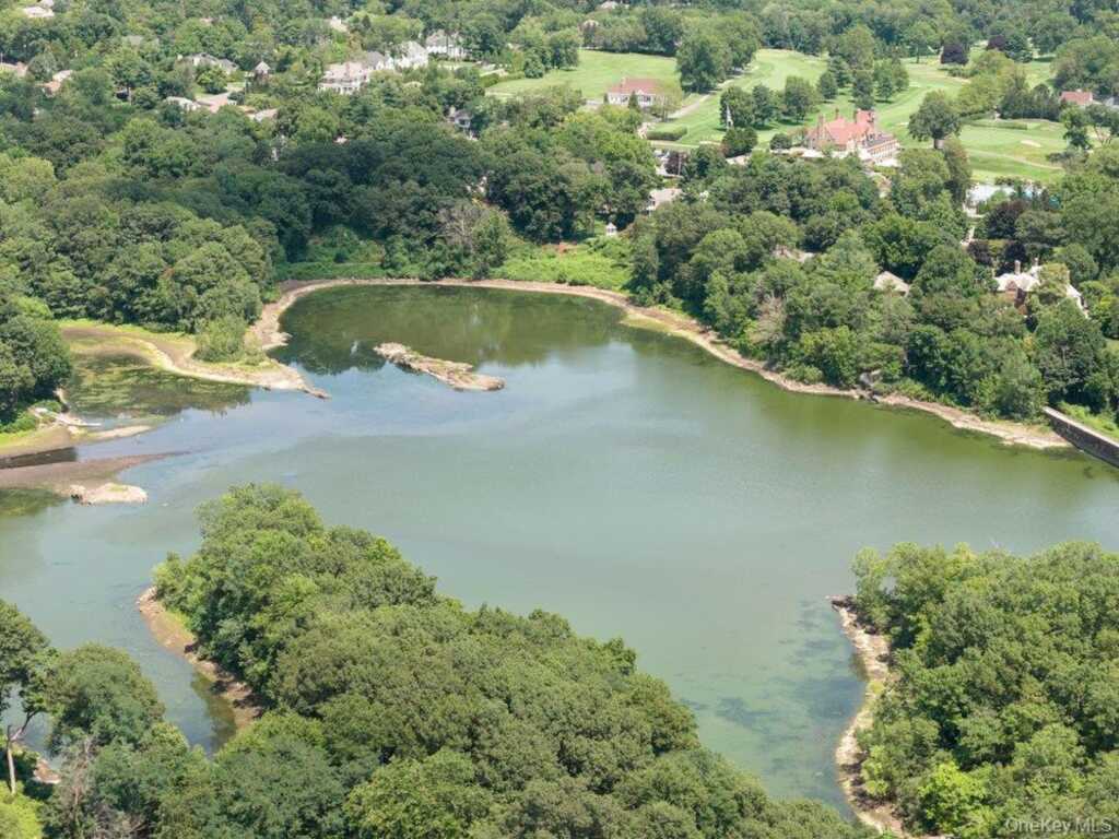 457 Pinebrook Boulevard, New Rochelle, NY 10804 - Photo 9 of 42