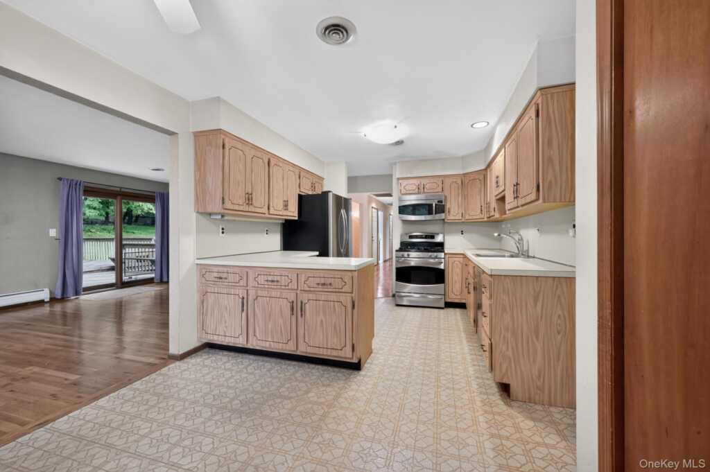 211 Waters Edge, Valley Cottage, NY 10989 - Photo 12 of 29