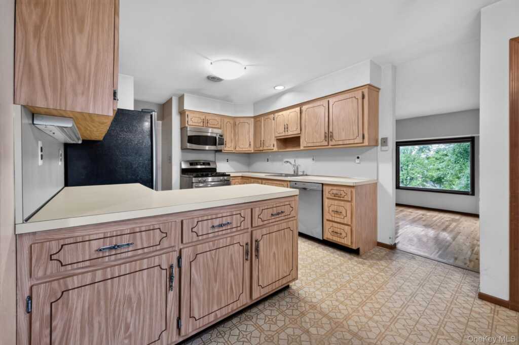 211 Waters Edge, Valley Cottage, NY 10989 - Photo 13 of 29