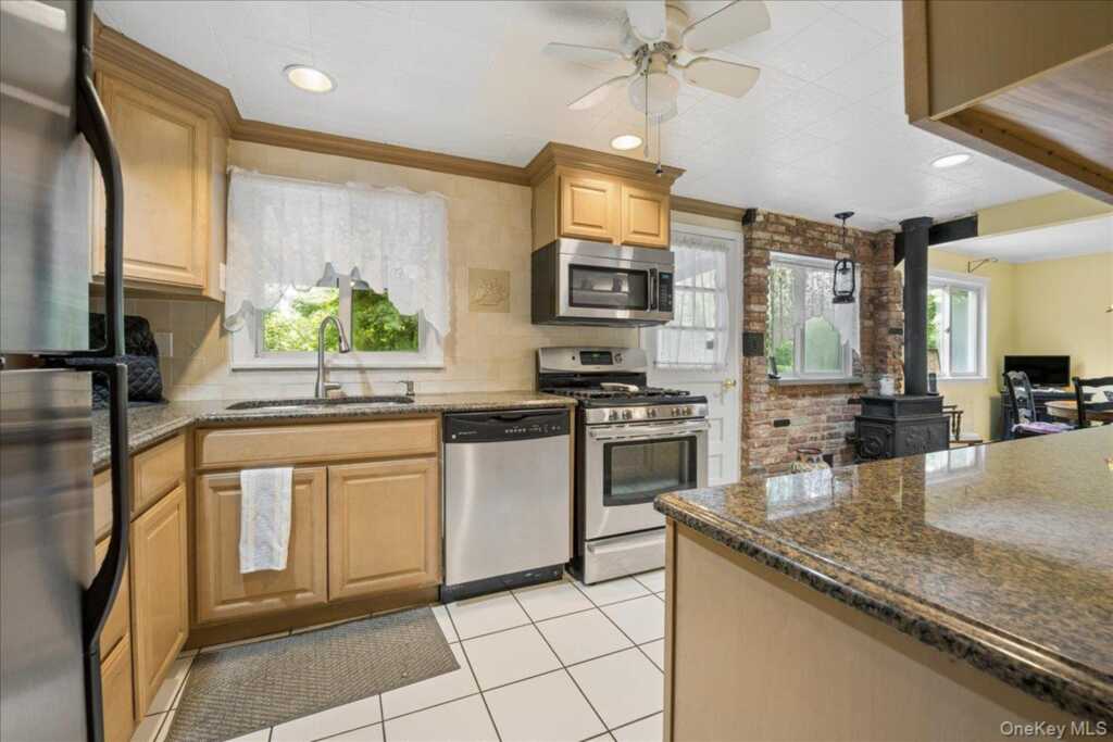 32 Carolina Drive, New City, NY 10956 - Photo 3 of 31