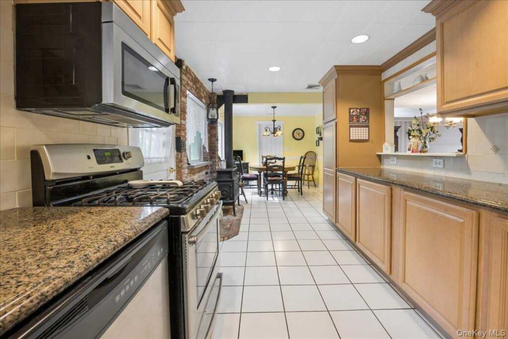 32 Carolina Drive, New City, NY 10956 - Photo 4 of 31