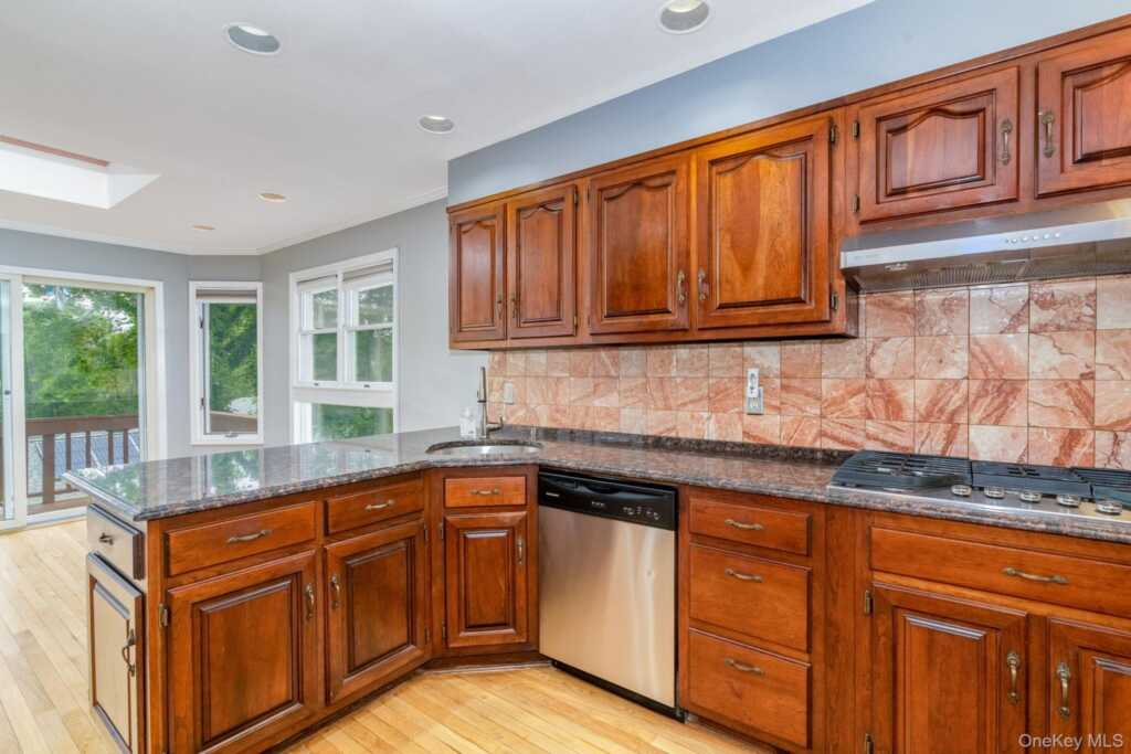 67 Malvern Lane, New Rochelle, NY 10583 - Photo 7 of 23