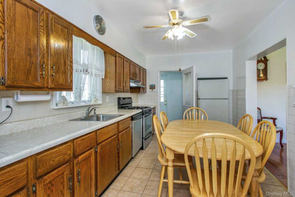 95 Homestead Place, New Rochelle, NY 10801 - Photo 9 of 33