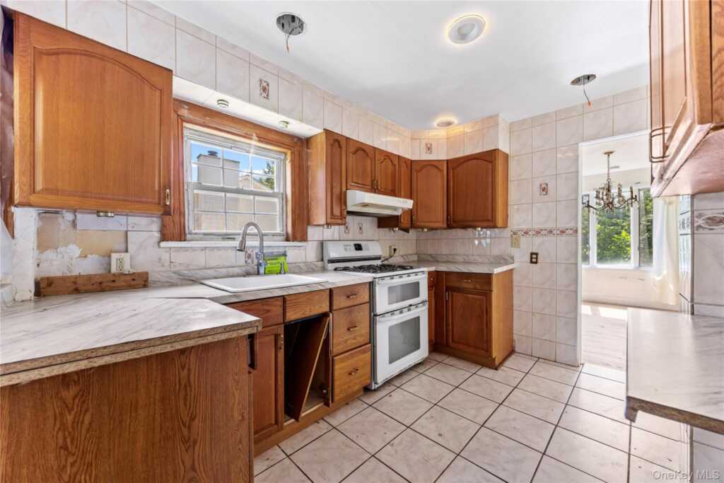 17 Midland Avenue, White Plains, NY 10606 - Photo 7 of 32