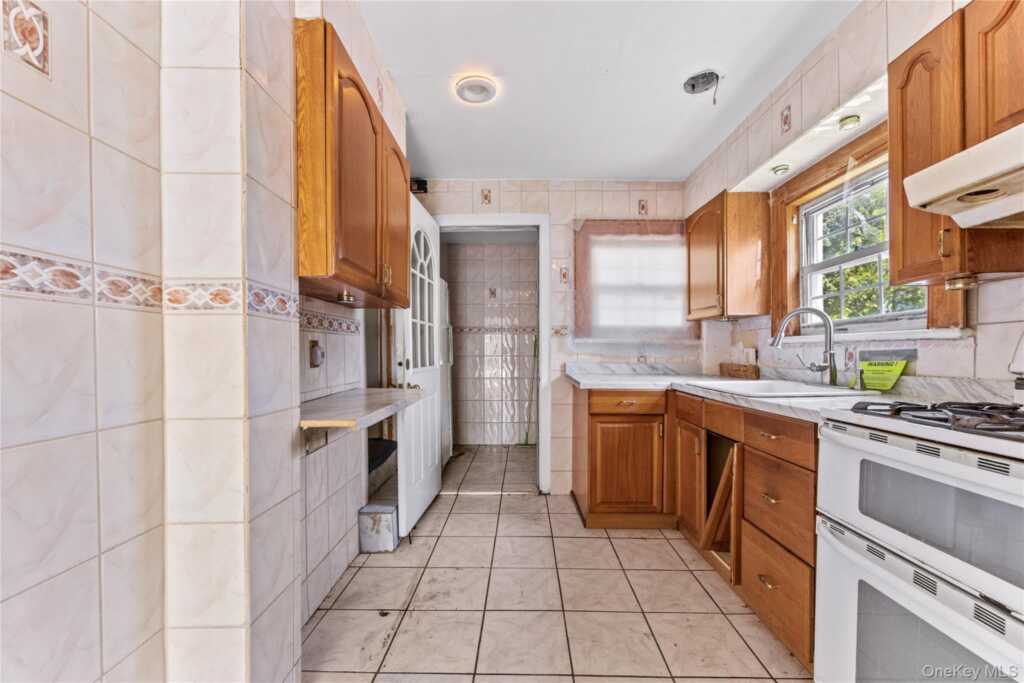 17 Midland Avenue, White Plains, NY 10606 - Photo 8 of 32