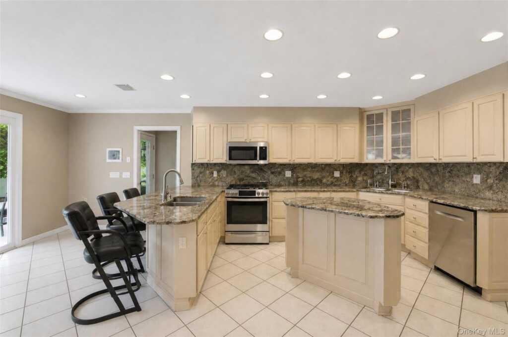 391 Pleasant Hill Drive, New City, NY 10956 - Photo 10 of 39