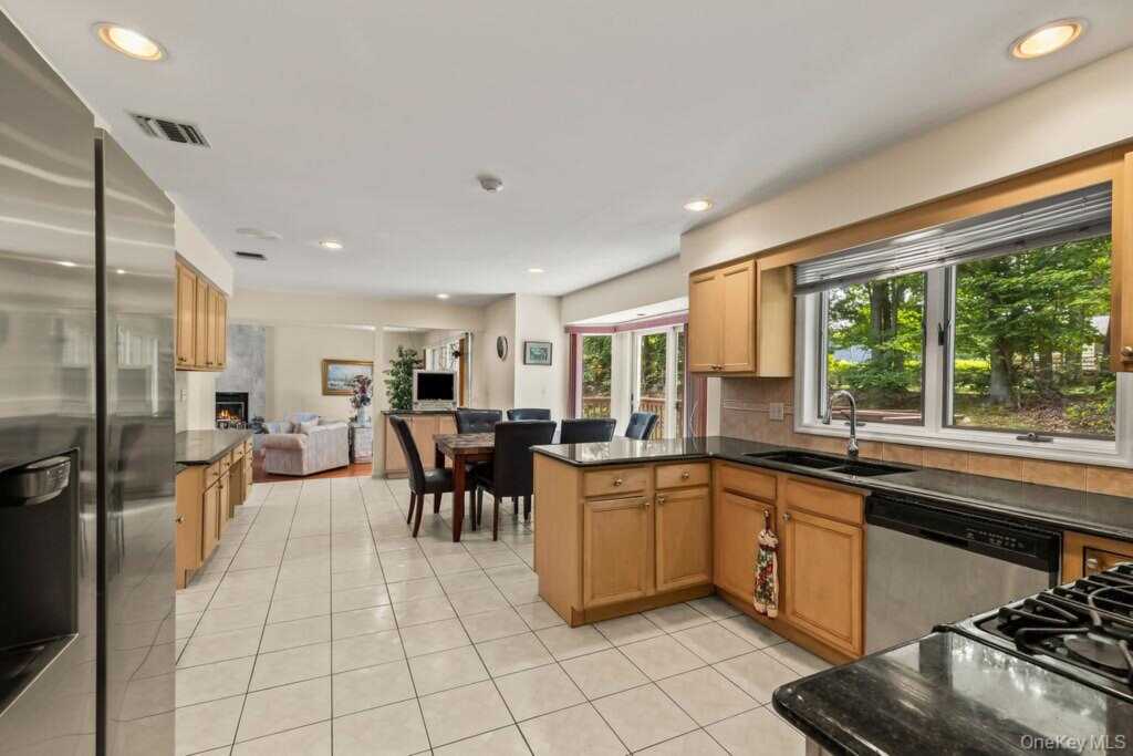 10 Ash Court, New City, NY 10956 - Photo 13 of 42