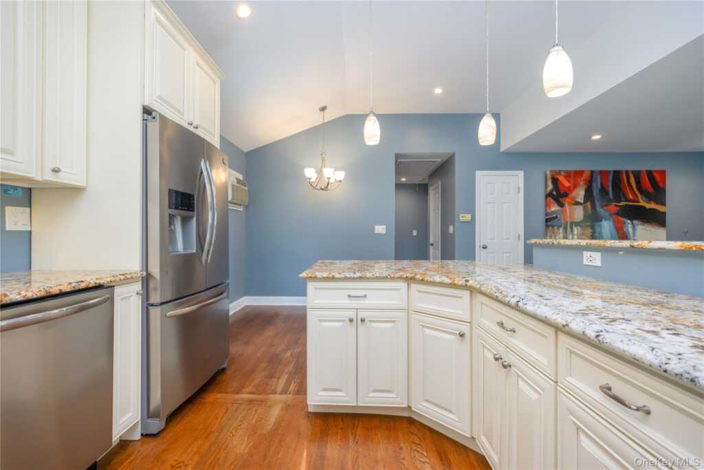 395 Ehrhardt Road, Pearl River, NY 10965 - Photo 10 of 34